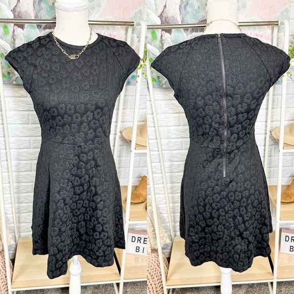 LOFT New Black Short Sleeve Dress Size 2P - Picture 1 of 2